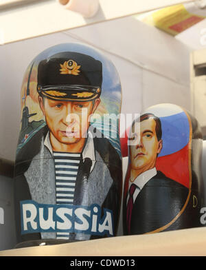 Russlands 2012 Präsidentschafts-Wahlkampf beginnt. Im Bild: Matroschka Puppen der russische Premierminister Vladimir Putin im russischen Marine uniform (l) und russische President Dmitry Medvedev (r). Stockfoto