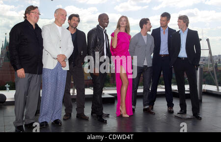 Juni 23,2011. Moskau, Russland. Dunkelheit des Mondes Transformers 3 PhotoCall in Moskau. Im Bild: l-R Produzent Lorenzo di Bonaventura, Darsteller: Patrick Dempsey, John Malkovich, Tyrese Gibson, Rosie Huntington-Whiteley, Shia LaBeouf, Josh Duhamel, Regisseur Michael Bay. Stockfoto