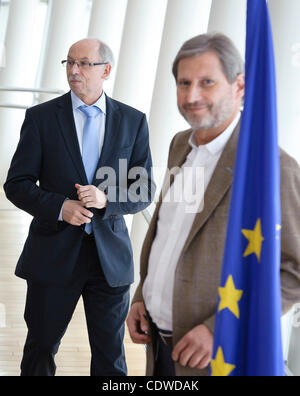 29. Juni 2011 - BXL, Brüssel, Belgien - EU-Kommissarin für Haushalt und Finanzplanung, Kommission polnische Janusz Lewandowski (L) und EU-Kommissar für Regionalpolitik, Johannes Hahn bei der Europäischen Kommission Haushalt treffen auf EU-Hauptsitz in Brüssel, Belgien-o Stockfoto