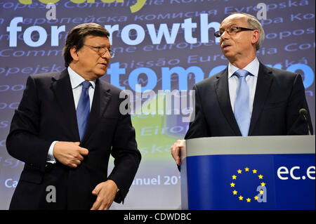 29. Juni 2011 - Brüssel, BXL, Belgien - Europäische Kommission Präsidenten José Manuel Barroso (L) und polnischen EU-Kommissarin für Haushalt und finanzielle Programmierung Janusz Lewandowsk (R) geben einer gemeinsamen Pressekonferenz am Ende der europäischen Haushalt Kommissionssitzung am Sitz EU-Kommission Stockfoto