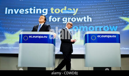 29. Juni 2011 - Brüssel, BXL, Belgien - Europäische Kommission Präsidenten José Manuel Barroso (L) und polnischen EU-Kommissarin für Haushalt und finanzielle Programmierung Janusz Lewandowsk (R) geben einer gemeinsamen Pressekonferenz am Ende der europäischen Haushalt Kommissionssitzung am Sitz EU-Kommission Stockfoto