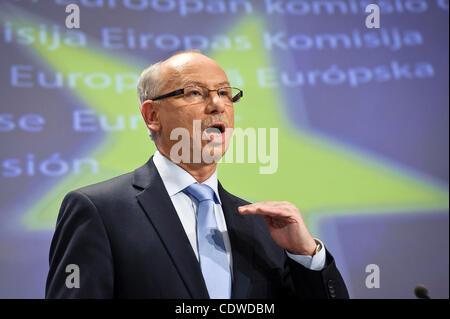 29. Juni 2011 - Polnisch Brüssel, BXL, Belgien - EU-Kommissarin für Haushalt und finanzielle Programmierung Janusz Lewandowsk einer Pressekonferenz am Ende der europäischen Haushalt Kommissionssitzung am Sitz EU-Kommission in Brüssel am 2011-06-29 von Wiktor Dabkowski (Cred gibt Stockfoto