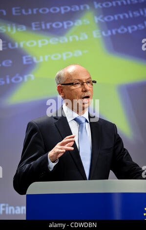 29. Juni 2011 - Polnisch Brüssel, BXL, Belgien - EU-Kommissarin für Haushalt und finanzielle Programmierung Janusz Lewandowsk einer Pressekonferenz am Ende der europäischen Haushalt Kommissionssitzung am Sitz EU-Kommission in Brüssel am 2011-06-29 von Wiktor Dabkowski (Cred gibt Stockfoto