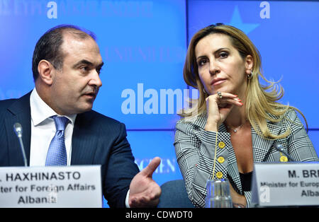 19. Juli 2011 - Brüssel, BXL, Belgien - Albanisch Vizepremierminister, Minister für auswärtige Angelegenheiten, Edmond Haxhinasto und albanische Minister für Integration Maljinda Bregu sprechen Medien während einer Pressekonferenz am Ende EU-Albanien Stabilisierungs- und Assoziationsrat an den Europäischen Rat hea Stockfoto