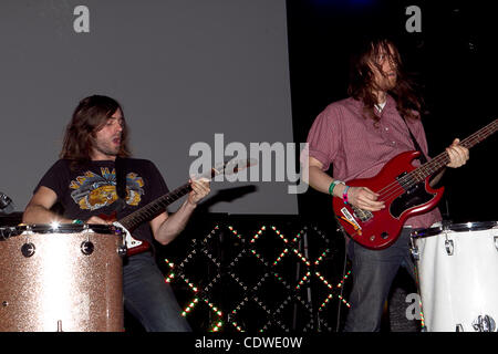 17. April 2011 - Indio, Kalifornien, USA - führt Ratatat auf der 2011 Coachella Music and Arts Festival im Empire Polo Club In Indio, Kalifornien statt. (Kredit-Bild: © Gerry Maceda/Southcreek Global/ZUMAPRESS.com) Stockfoto