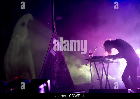 17. April 2011 - Indio, Kalifornien, USA - führt Ratatat auf der 2011 Coachella Music and Arts Festival im Empire Polo Club In Indio, Kalifornien statt. (Kredit-Bild: © Gerry Maceda/Southcreek Global/ZUMAPRESS.com) Stockfoto