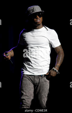 20. April 2011 - Phoenix, Arizona, USA - Lil Wayne führt bei US Airways Center bei seinem '' ich bin immer noch Musik Tour 2011 "in Phoenix, Arizona. (Kredit-Bild: © gen Lower/Southcreek Global/ZUMAPRESS.com) Stockfoto