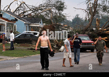 27. April 2011 - Tuscaloosa, Al, US - einige Schüler blieb zu Hause um den Tornado zu reiten, die Masse in Tuscaloosa, Al. Verwüstungen (Credit-Bild: © Jason Clark/Southcreek Global/ZUMAPRESS.com) Stockfoto