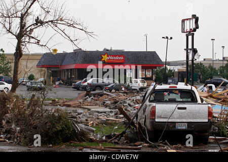 27. April 2011 - Tuscaloosa, Al, USA - nur auf der anderen Straßenseite vor der totalen Zerstörung Hardies Zeichen nach dem Tornado, die Masse in Tuscaloosa, Al. Verwüstungen intakt geblieben (Credit-Bild: © Jason Clark/Southcreek Global/ZUMAPRESS.com) Stockfoto