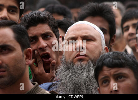 6. Mai 2011 - Srinagar, Kaschmir, Indien - kaschmirische Muslime nehmen Sie Teil an Beerdigung Gebete für Osama bin Laden in Srinagar, der Sommerhauptstadt des indischen Teil Kaschmirs. Dies sind die ersten Freitag Gebete da bin Laden war Anfang Mai 2 in einem US-Spezialeinheiten Angriff auf pakistanische Verbindung, dann schnell getötet Stockfoto