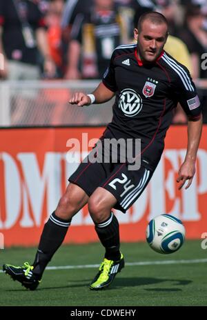 21. Mai 2011 - Dc, Washington DC, Vereinigte Staaten von Amerika - DC United (24) Mittelfeldspieler Brandon Barklage schiebt den Ball Feld während der MLS internationalen Freundschaftsspiel zwischen AFC Ajax und D.C. United... AFC Ajax gegen DC United 2: 1 Sonntag, 22. Mai 2011 im RFK Stadium in Washington DC. (Cred Stockfoto