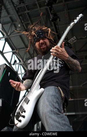 24. Mai 2011 - Columbus, Ohio, USA - Korn-Bassist Fieldy Arvizu am Rock On the Range Crew Stadium, Columbus, Ohio. (Kredit-Bild: © Scott Stuart/Southcreek Global/ZUMAPRESS.com) Stockfoto