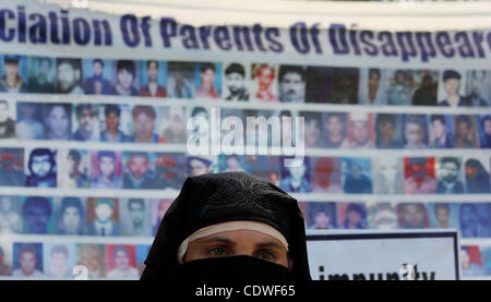 10. Juni 2011 - Srinagar, Indien - ein Verwandter des verschwundenen kaschmirischen Jugendlichen Takss Teil in einem Sit-in Protest in Srinagar am 10. Juni 2011. Berichten zufolge, die der Vereinigung der Eltern von verschwunden Personen (APDP) unter der Leitung von Parveena Ahanger organisiert den Protest gegen die Zustand-Regierung-se Stockfoto