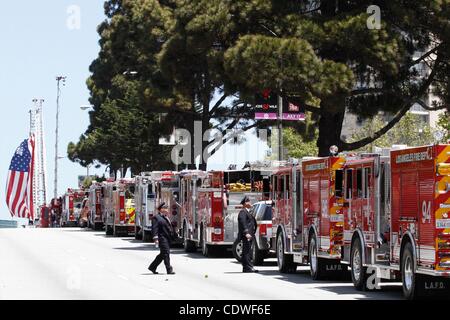 10. Juni 2011 - San Francisco, Kalifornien, USA - Linie A Fire Fighting LKW aus bis nach Long Beach, Kalifornien für die Trauerfeier für die beiden gefallenen San Francisco Feuer Deptarment Veteranen auf Freitag, 10. Juni 2011 in San Francisco Kalifornien (Credit-Bild: © Dinno Kovic/Southcreek Global/ZUMAPRE Stockfoto