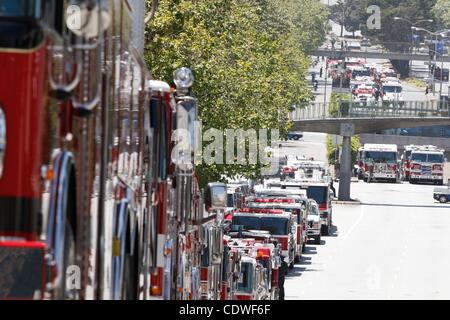 10. Juni 2011 - San Francisco, Kalifornien, USA - Linie A Fire Fighting LKW aus bis nach Long Beach, Kalifornien für die Trauerfeier für die beiden gefallenen San Francisco Feuer Deptarment Veteranen auf Freitag, 10. Juni 2011 in San Francisco Kalifornien (Credit-Bild: © Dinno Kovic/Southcreek Global/ZUMAPRE Stockfoto