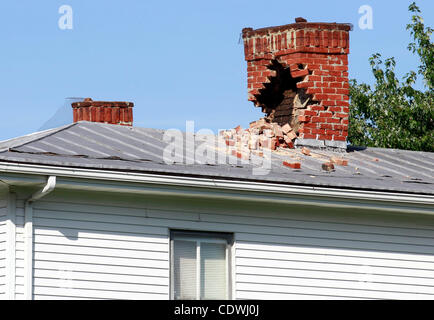 23. August 2011 - Mineral, Virginia-US - brach ein Schornstein auf dieser Homepage in Mineral, Virginia, nach eine Erdbeben der Stärke 5,9 Kleinstadt Dienstagnachmittag erschüttert. Entlang der Ostküste der Vereinigten Staaten war das Beben zu spüren. (Bild Kredit: ¬ © Andrew Shurtleff/ZUMApress.com) Stockfoto