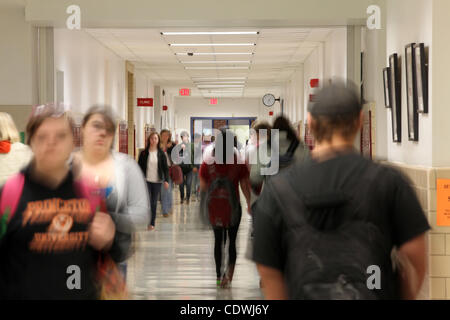 9. September 2011 - Charlottesville, Virginia - USA; Studenten gehen die Gänge zwischen den Klassen an der Albemarle County High School. (Kredit-Bild: © Andrew Shurtleff/ZUMApress.com) Stockfoto