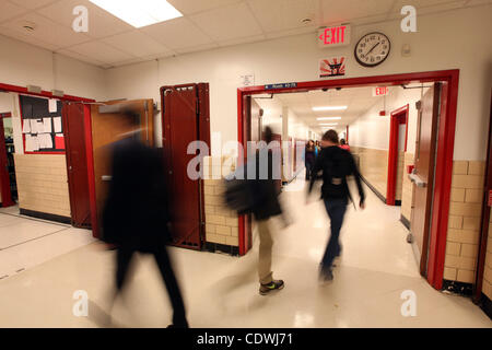 9. September 2011 - Charlottesville, Virginia - USA; Studenten gehen die Gänge zwischen den Klassen an der Albemarle County High School. (Kredit-Bild: © Andrew Shurtleff/ZUMApress.com) Stockfoto