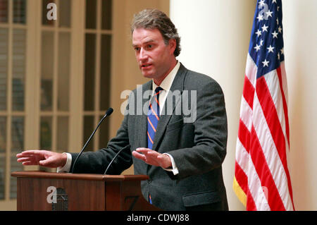 11. September 2011 - Charlottesville, Virginia - USA; US-Kongressabgeordneten Robert Hurt sprach mit einem kleinen Publikum während einer Gedenkfeier an der University of Virginia für den zehnten Jahrestag des 11. September 2001, Terroranschläge. (Kredit-Bild: © Andrew Shurtleff/ZUMApress.com) Stockfoto