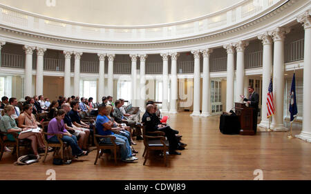 11. September 2011 - Charlottesville, Virginia - USA; US-Kongressabgeordneten Robert Hurt sprach mit einem kleinen Publikum während einer Gedenkfeier an der University of Virginia für den zehnten Jahrestag des 11. September 2001, Terroranschläge. (Kredit-Bild: © Andrew Shurtleff/ZUMApress.com) Stockfoto