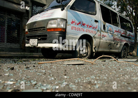 Sep 13, 2011 - Kabul, Afghanistan - Scherben von zerbrochenem Glas sitzen in der Nähe einer Schule Kleinbus gezielt eine halbe Stunde früher bei einem Selbstmordanschlag der Taliban. Während jeder flüchten den Minibus sicher, war in der Nähe Krämer eilte ins Krankenhaus mit Verletzungen durch die Explosion. (Kredit-Bild: © Steven Stockfoto