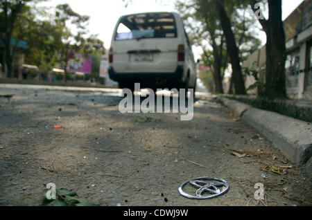 Sep 13, 2011 - Kabul, Afghanistan - von der Stärke der Explosion, erholend Toyota Abzeichen in der Nähe einer Schule Kleinbus abgeblasen gezielt eine halbe Stunde früher bei einem Selbstmordanschlag der Taliban. Während jeder flüchten den Minibus sicher, war eine nahe gelegene Ladenbesitzer eilte ins Krankenhaus mit Verletzungen, die aus dem b Stockfoto