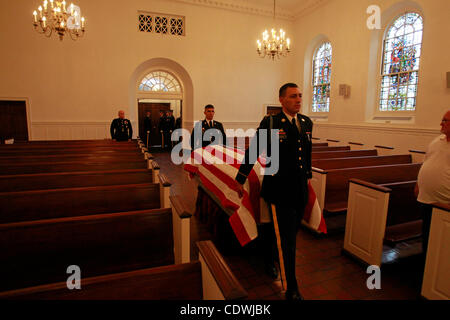 Sep 30, 2011 - Charlottesville, Virginia, Vereinigte Staaten - eine vollständige Ehrungen Beerdigung fand Armee Sergeant First Class William T. Brown in Arlington National Cemetery in Washington, D.C. Sergeant First Class William T. Brown bleibt fanden sich Anfang dieses Jahres in Vietnam 38 Jahre nachdem er in vermisst einem Stockfoto