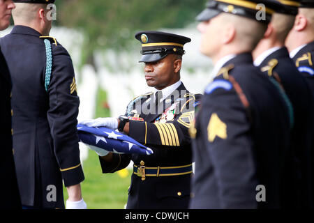 Sep 30, 2011 - Charlottesville, Virginia, Vereinigte Staaten - eine vollständige Ehrungen Beerdigung fand Armee Sergeant First Class William T. Brown in Arlington National Cemetery in Washington, D.C. Sergeant First Class William T. Brown bleibt fanden sich Anfang dieses Jahres in Vietnam 38 Jahre nachdem er in vermisst einem Stockfoto