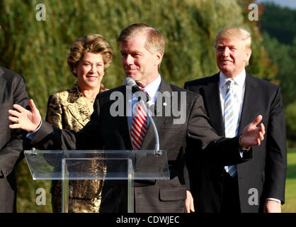 4. Oktober 2011 - Charlottesville, VA. USA; Virginia Gouverneur Bob McDonnell spricht vor Donald Trump, Recht, und Patricia Kluge, links, während einer Pressekonferenz zur Ankündigung der Eröffnung des Trump Vineyard Estates Dienstag in Charlottesville, VA. Trump gekauft die ausgeschlossenen Weinberg previo Stockfoto