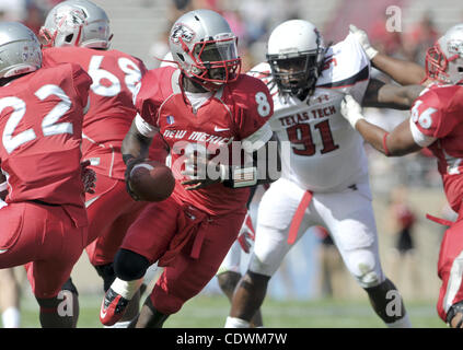 18. September 2011 - Albuquerque, NEW MEXICO, USA - Roberto E. Rosales.Lobo quarterback Tarean Austin (Cq), zentrieren, zur hand, ein Running Back gegen Texas Tech sieht. Das Spiel, das die Lobos 59 bis 13 schließlich verloren würde zweimal Samstag Nachmittag durch Blitzschlag verzögert werden... Albuquerque, neue Mexic Stockfoto