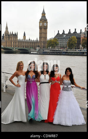 31. Oktober 2011 - London, Vereinigtes Königreich - Fototermin am London Eye für den 60. Geburtstag von Miss World contest am Sonntag, 6. November 2011, am Earls Court, London, L, R Miss England Alize Lily Mounter, Miss Scotlnad Jennifer Reoch, Miss Wales Sara Manchipp, Miss Nordirland stattfinden Stockfoto