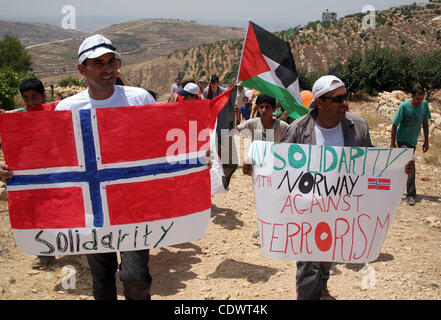 Palästinensische Demonstranten argumentieren mit israelischen Soldaten während einer Demonstration gegen Israels umstrittene Sperranlage im Westjordanland-Dorf von Beit Omar, in der Nähe von Hebron, 30. Juli 2011. Israel sagt, dass das Netzwerk von Stahl und Beton Wände, Zäune und Stacheldraht für Sicherheit während der P benötigt wird Stockfoto