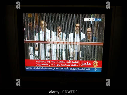 Der ehemalige ägyptische Präsident Hosni Mubarak Söhne sind in das Standbild entnommen Video am 3. August 2011 im Gerichtssaal an der Polizeiakademie in Kairo gesehen. Der ehemalige ägyptische Präsident Hosni Mubarak-Prozess begann Mittwoch in Kairos Police Academy. Foto von Ashraf Amra Stockfoto