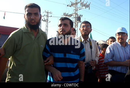 Palästinenser Willkommen zurück Häftlinge aus israelischen Gefängnissen am Checkpoint Erez im nördlichen Gazastreifen, nach ihrer Entlassung an den Grenzübergang Erez durch israelische Grenzpolizei, 4. August 2011 veröffentlicht. Insgesamt wurden 75 palästinensische Gefangene freigelassen, nachdem sie ihre Haftstrafen beendet. Pho Stockfoto