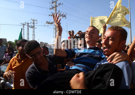 Palästinenser Willkommen zurück Häftlinge aus israelischen Gefängnissen am Checkpoint Erez im nördlichen Gazastreifen, nach ihrer Entlassung an den Grenzübergang Erez durch israelische Grenzpolizei, 4. August 2011 veröffentlicht. Insgesamt wurden 75 palästinensische Gefangene freigelassen, nachdem sie ihre Haftstrafen beendet. Pho Stockfoto