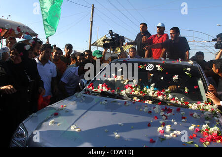 Palästinenser Willkommen zurück Häftlinge aus israelischen Gefängnissen am Checkpoint Erez im nördlichen Gazastreifen, nach ihrer Entlassung an den Grenzübergang Erez durch israelische Grenzpolizei, 4. August 2011 veröffentlicht. Insgesamt wurden 75 palästinensische Gefangene freigelassen, nachdem sie ihre Haftstrafen beendet. Pho Stockfoto