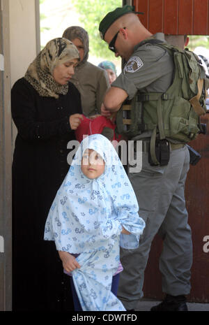 Eine Palästinenserin wird bei einer israelischen Armee-Checkpoint auf ihrem Weg zum Beten in der Ibrahimi-Moschee in der Westbank-Stadt Hebron, am 5. August 2011 überprüft. Muslime auf der ganzen Welt kennzeichnen den Monat Ramadan, in denen sie essen, trinken und Intimität mit ihren Partne zu unterlassen Stockfoto