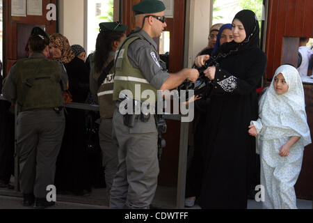 Eine Palästinenserin wird bei einer israelischen Armee-Checkpoint auf ihrem Weg zum Beten in der Ibrahimi-Moschee in der Westbank-Stadt Hebron, am 5. August 2011 überprüft. Muslime auf der ganzen Welt kennzeichnen den Monat Ramadan, in denen sie essen, trinken und Intimität mit ihren Partne zu unterlassen Stockfoto