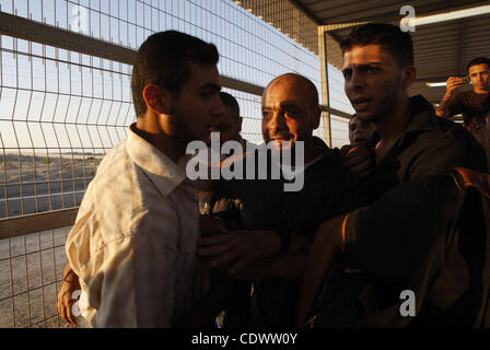 Palästinenser begrüßen hinten Gefangener Ahmed Abu El-Kass aus israelischen Gefängnissen am Checkpoint Erez im nördlichen Gazastreifen, nach ihrer Entlassung an den Grenzübergang Erez durch israelische Grenzpolizei, 15. August 2011 veröffentlicht. Insgesamt wurden zwei palästinensische Gefangene freigelassen, nachdem sie beendet ihre Stockfoto