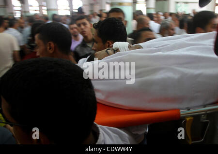 Palästinensische Trauergäste tragen den Körper von Saed al Majdalawa während seiner Beerdigung im zentralen Gazastreifen Flüchtlingslager von Nusseirat am 17. August 2011 einen Tag nach israelische Truppen erschossen und ihn, tötete wie er in der Nähe der Grenze zu Israel, palästinensische Sanitäter und Zeugen sagte. Foto von Ashraf Amra Stockfoto