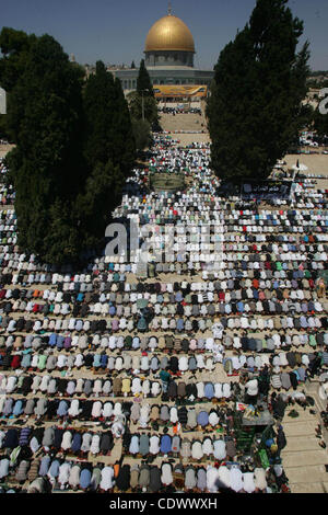 Muslime beten außerhalb des Domes von der Rock-Moschee befindet sich in der al-Aqsa Moschee zusammengesetzte beigefügten dritte heiligste Stätte im Islam, am 26. August 2011, in israelischen Ost-Jerusalem, am letzten Freitag des islamischen Fastenmonats Ramadan. Foto von Mahfouz Abu Türke Stockfoto