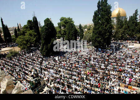 Muslime beten außerhalb des Domes von der Rock-Moschee befindet sich in der al-Aqsa Moschee zusammengesetzte beigefügten dritte heiligste Stätte im Islam, am 26. August 2011, in israelischen Ost-Jerusalem, am letzten Freitag des islamischen Fastenmonats Ramadan. Foto von Mahfouz Abu Türke Stockfoto