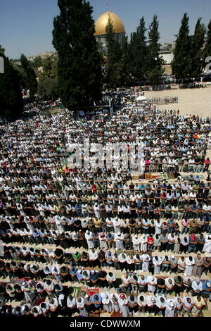 Muslime beten außerhalb des Domes von der Rock-Moschee befindet sich in der al-Aqsa Moschee zusammengesetzte beigefügten dritte heiligste Stätte im Islam, am 26. August 2011, in israelischen Ost-Jerusalem, am letzten Freitag des islamischen Fastenmonats Ramadan. Foto von Mahfouz Abu Türke Stockfoto