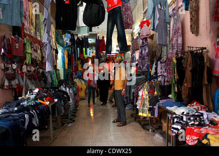 28. August 2011 - Nablus, Gaza-Streifen - Palästinenser-Shop für Kleidung auf einem Markt als Muslime-Shop vor dem Eid al-Fitr feiern in der West Bank von Nablus. Muslime in der Region feiert die Eid Al-Fitr mit der Sichtung des Neumondes, um das Ende des Fastenmonats Rama Stockfoto