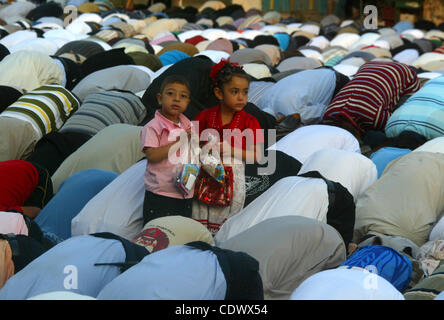 30. August 2011 - Khan Yunis, Gaza-Streifen - Palästinenser besuchen eine Open-Air-Morgengebet, Eid al-Fitr in Khan Yunis Stadt im südlichen Gazastreifen zu feiern. Die palästinensischen Gebiete, zusammen mit anderen benachbarten und Golfstaaten, angekündigt, dass heute der erste Tag des Festivals Fastenbrechen ist Stockfoto