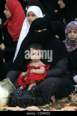 30. August 2011 - Khan Yunis, Gaza-Streifen - Palästinenser besuchen eine Open-Air-Morgengebet, Eid al-Fitr in Khan Yunis Stadt im südlichen Gazastreifen zu feiern. Die palästinensischen Gebiete, zusammen mit anderen benachbarten und Golfstaaten, angekündigt, dass heute der erste Tag des Festivals Fastenbrechen ist Stockfoto