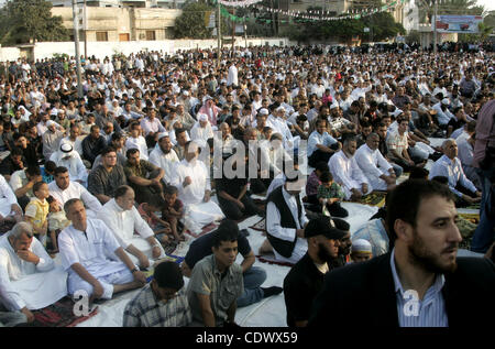 30. August 2011 - Khan Yunis, Gaza-Streifen - Palästinenser besuchen eine Open-Air-Morgengebet, Eid al-Fitr in Khan Yunis Stadt im südlichen Gazastreifen zu feiern. Die palästinensischen Gebiete, zusammen mit anderen benachbarten und Golfstaaten, angekündigt, dass heute der erste Tag des Festivals Fastenbrechen ist Stockfoto