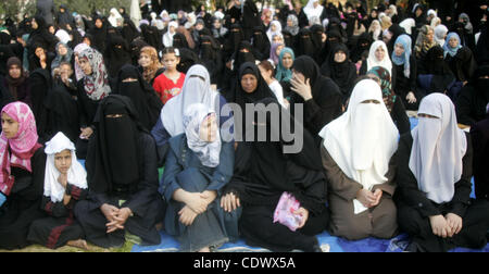 30. August 2011 - Khan Yunis, Gaza-Streifen - Palästinenser besuchen eine Open-Air-Morgengebet, Eid al-Fitr in Khan Yunis Stadt im südlichen Gazastreifen zu feiern. Die palästinensischen Gebiete, zusammen mit anderen benachbarten und Golfstaaten, angekündigt, dass heute der erste Tag des Festivals Fastenbrechen ist Stockfoto