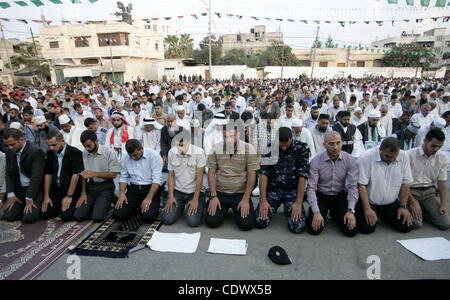 30. August 2011 - Khan Yunis, Gaza-Streifen - Palästinenser besuchen eine Open-Air-Morgengebet, Eid al-Fitr in Khan Yunis Stadt im südlichen Gazastreifen zu feiern. Die palästinensischen Gebiete, zusammen mit anderen benachbarten und Golfstaaten, angekündigt, dass heute der erste Tag des Festivals Fastenbrechen ist Stockfoto