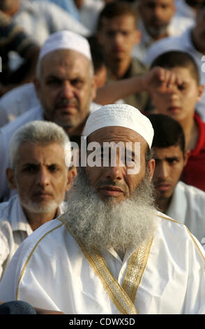 30. August 2011 - Khan Yunis, Gaza-Streifen - Palästinenser besuchen eine Open-Air-Morgengebet, Eid al-Fitr in Khan Yunis Stadt im südlichen Gazastreifen zu feiern. Die palästinensischen Gebiete, zusammen mit anderen benachbarten und Golfstaaten, angekündigt, dass heute der erste Tag des Festivals Fastenbrechen ist Stockfoto